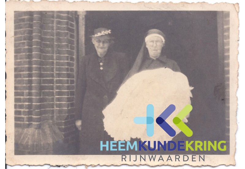 Dina Damen en ... voor de rk kerk te Lobith Coll. HKR geschonken door H v-Laag F0000038